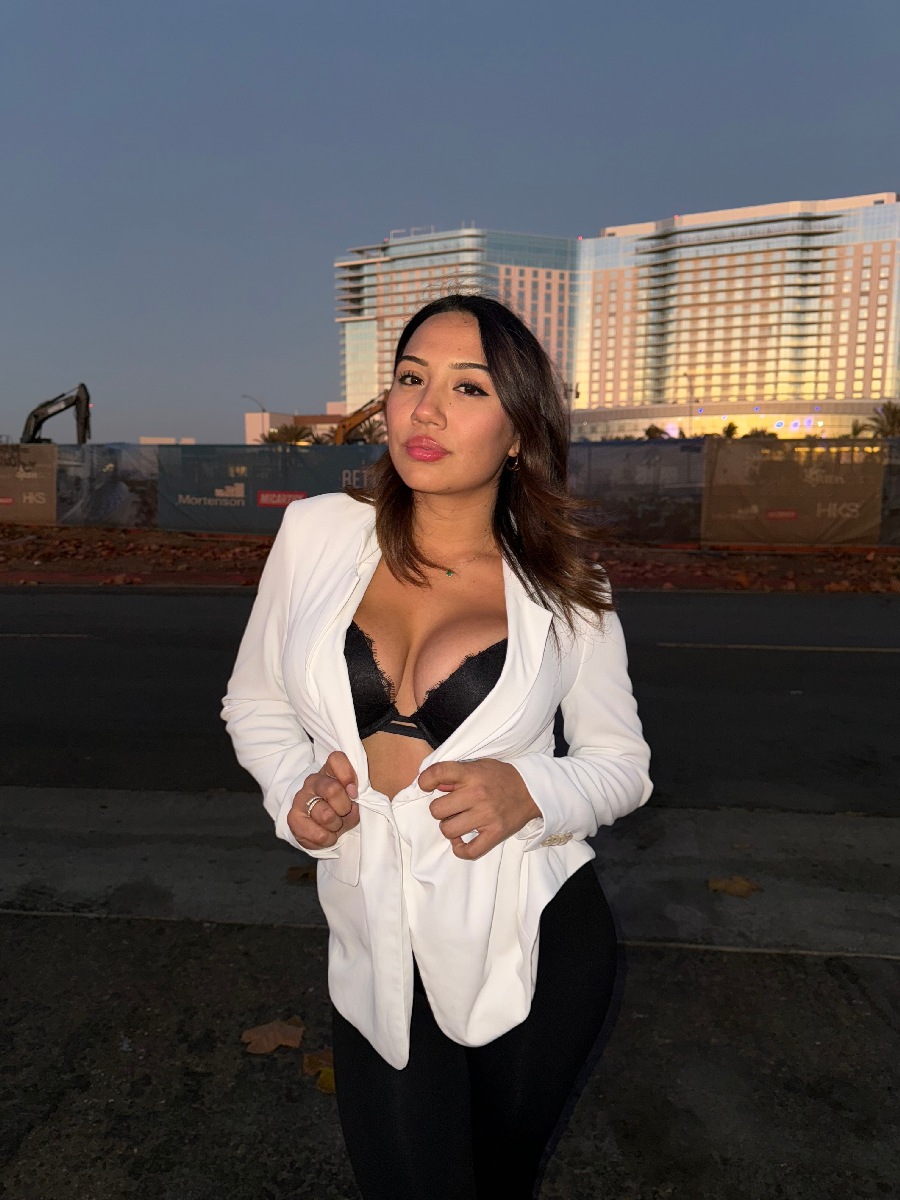 Take a pause and enjoy Ali Cruz — streaming from Chelyabinsk