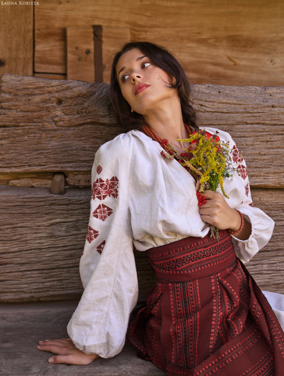 Girls in Slavic costumes in Chelyabinsk