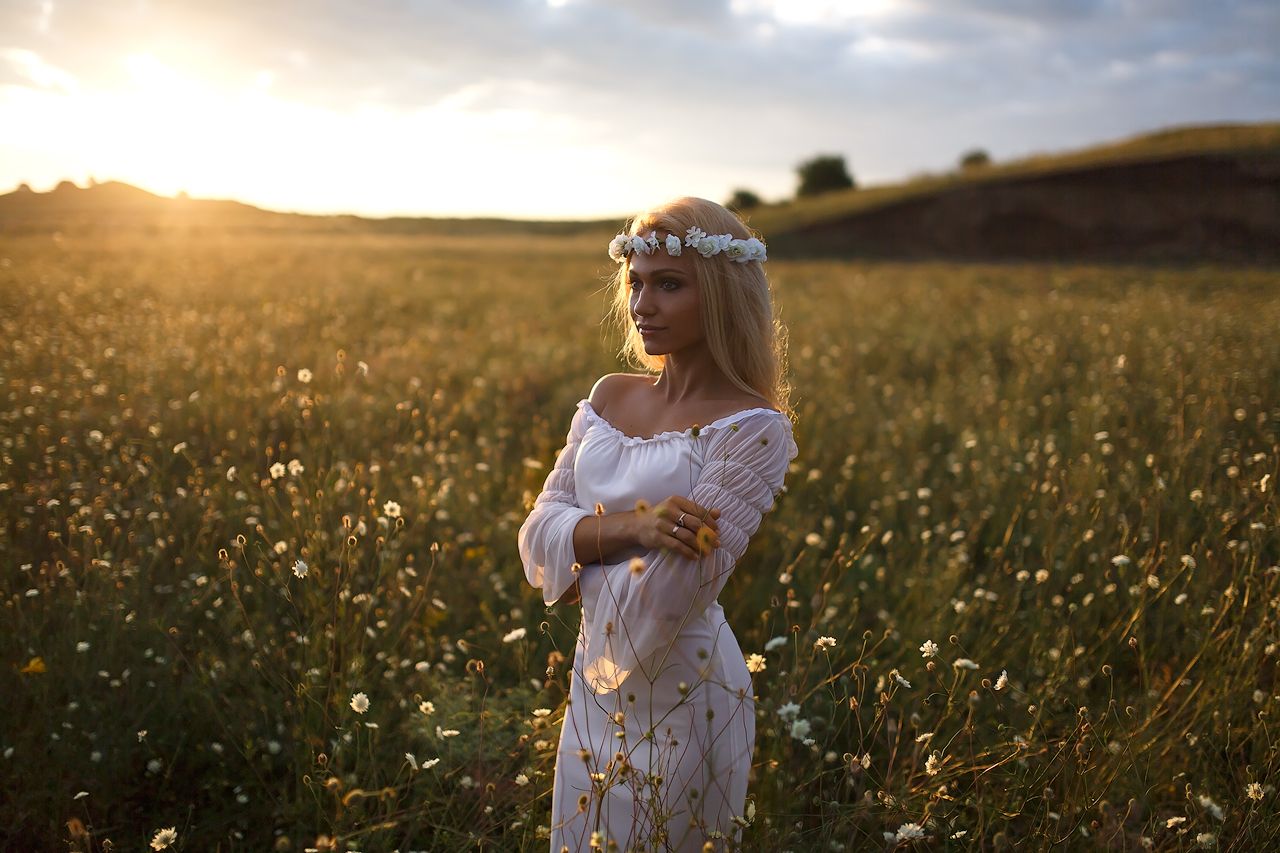 Girls in Slavic costumes in Chelyabinsk