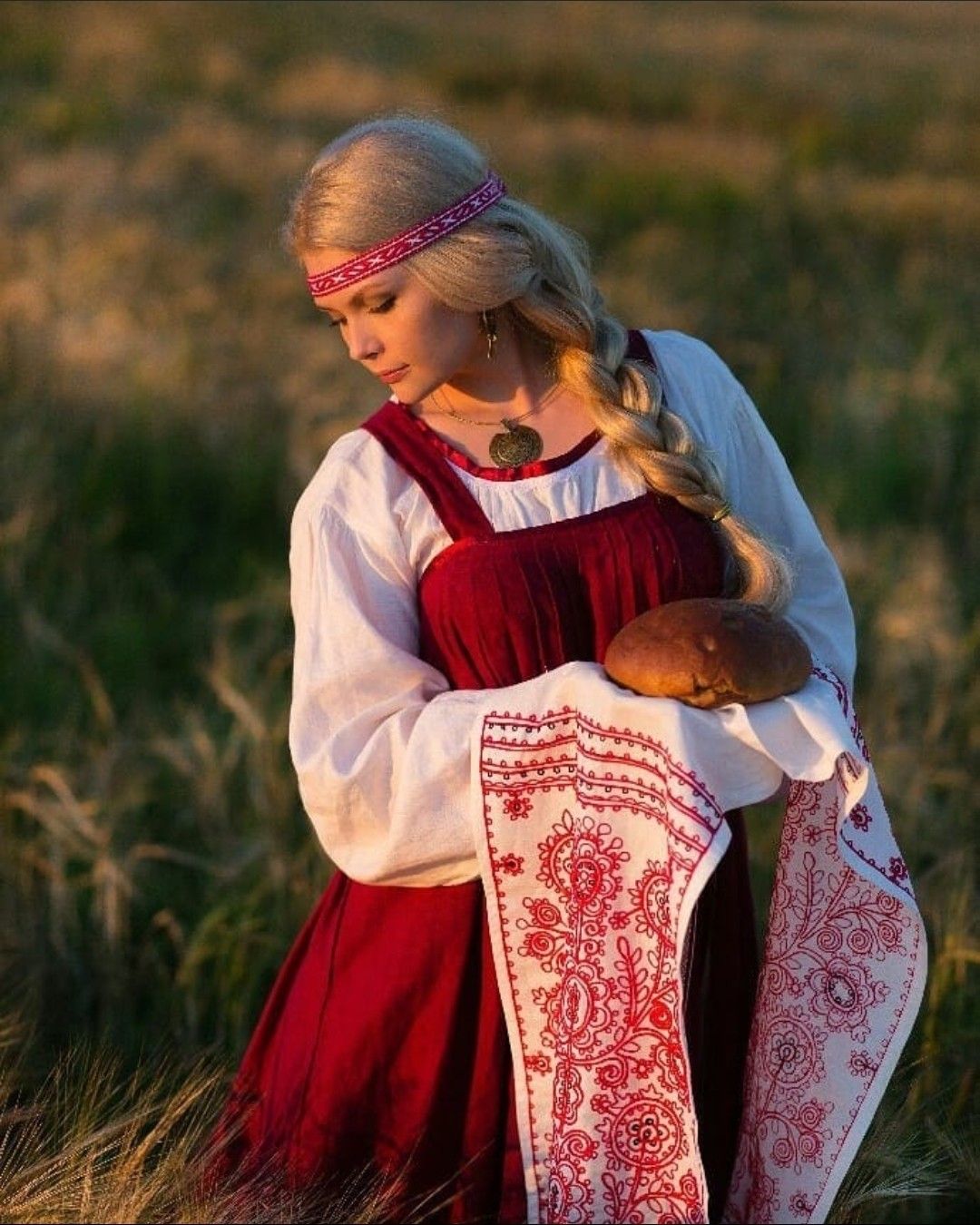 Girls in Slavic costumes in Chelyabinsk