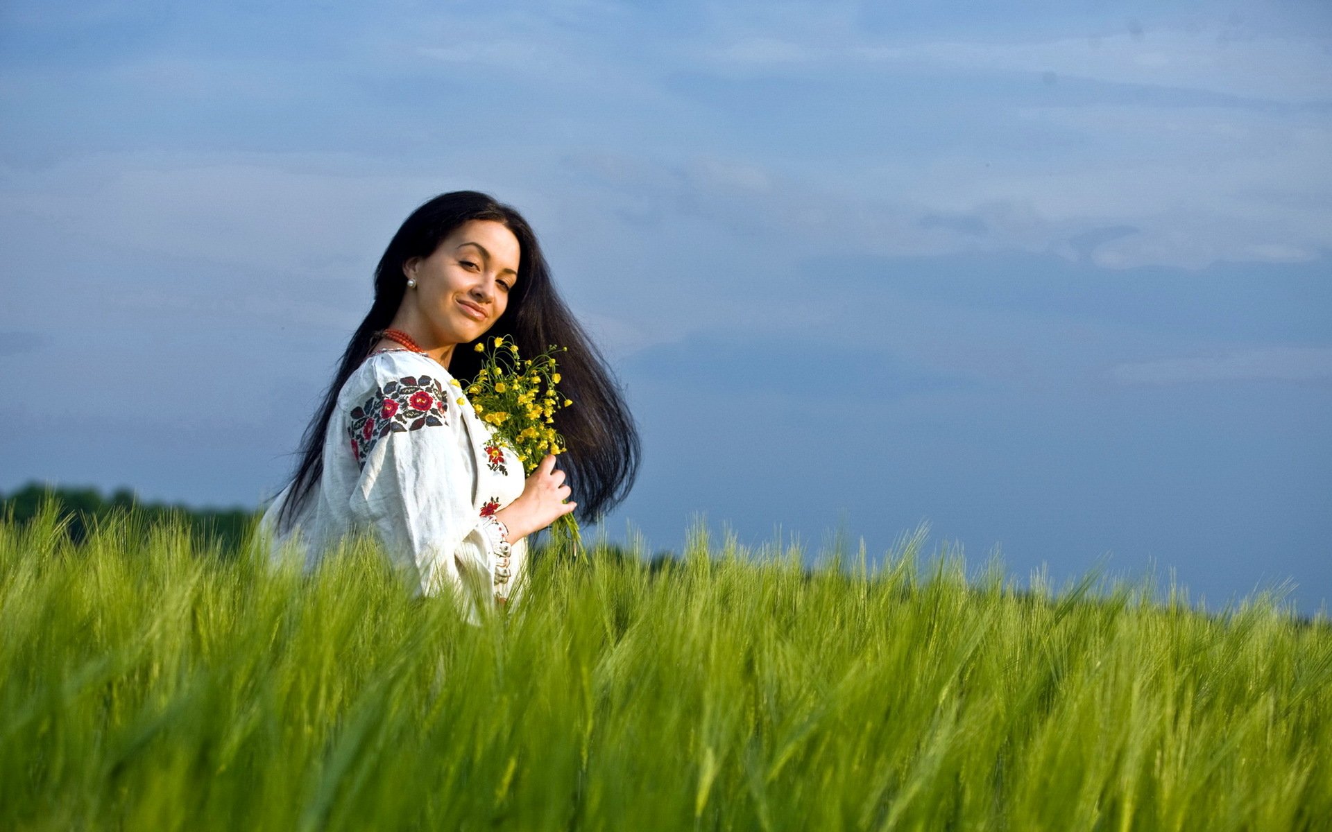 Girls in Slavic costumes in Chelyabinsk