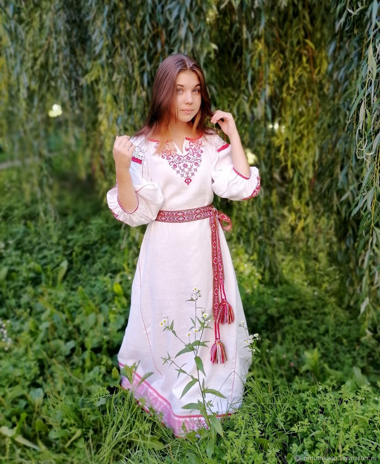 Girl Girls in Slavic costumes in Chelyabinsk